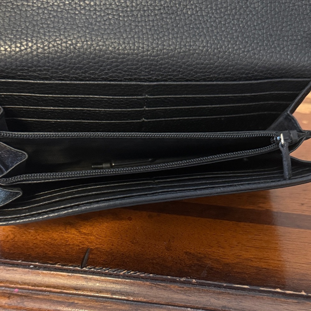 Gucci Black Leather Women's Wallet with Embossed Logo - Picture 3 of 5